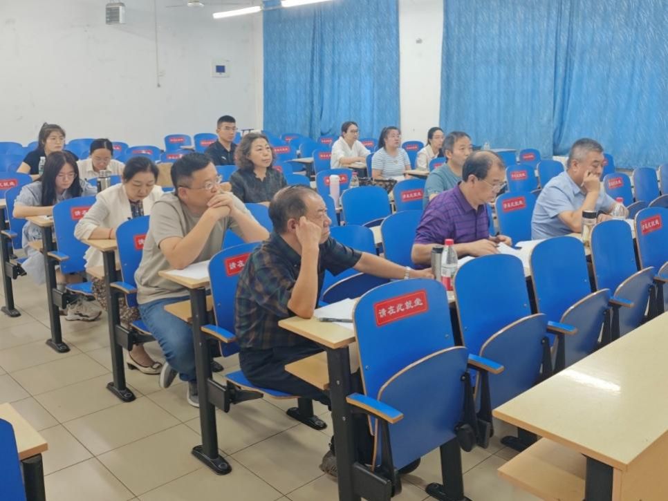 一群人在開會AI 生成的內(nèi)容可能不正確。